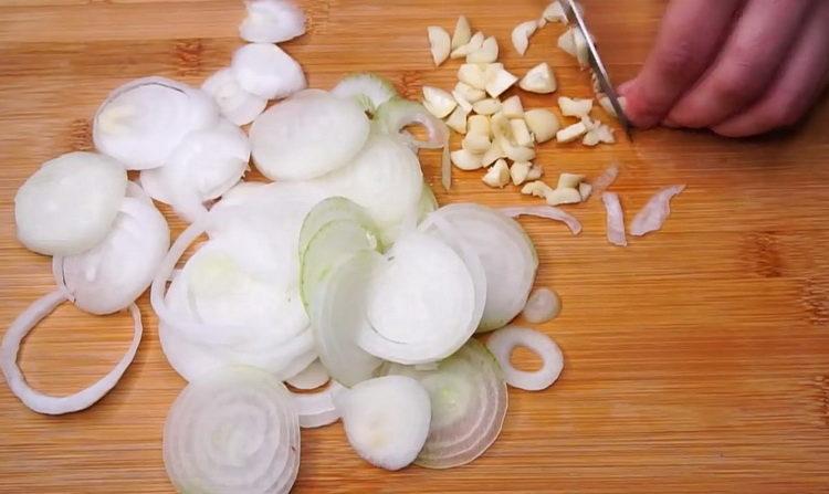 tritare la cipolla e l'aglio