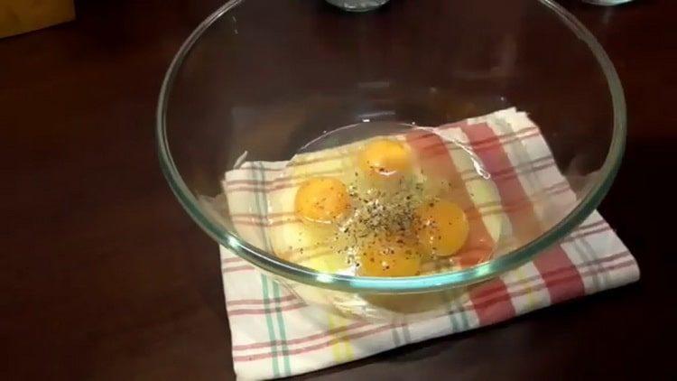 Sbattere le uova per cucinare.