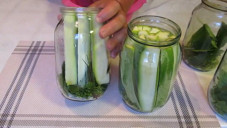 zucchini in ein glas geben