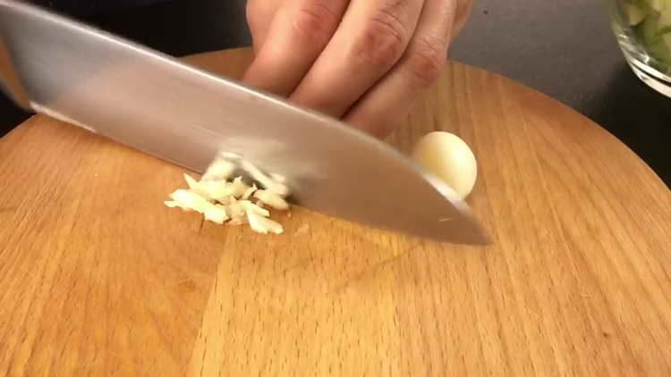 ψιλοκόψτε το σκόρδο