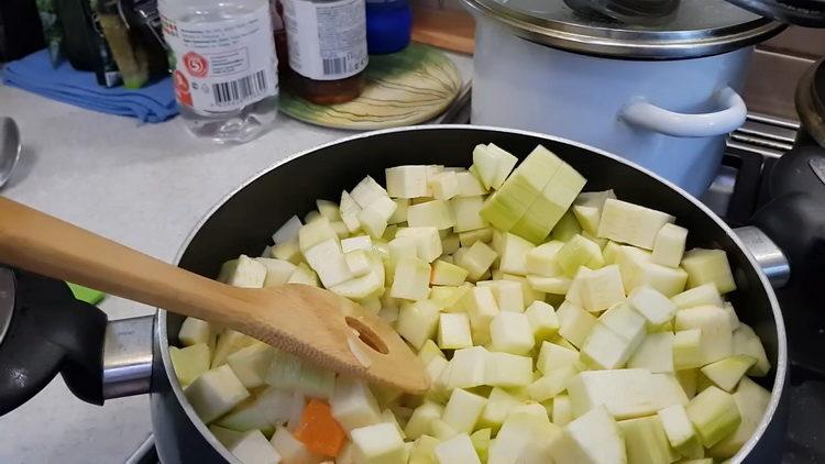 Squash-kaviaaria porkkanoilla ja majoneesilla askel askeleelta kuvan mukaan