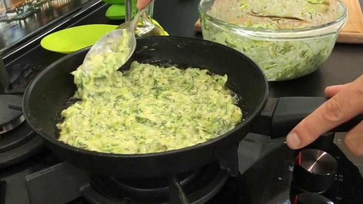 Metti le zucchine nella padella per preparare il pasto.