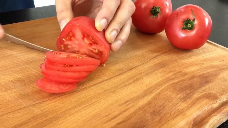 За готвене нарежете доматите