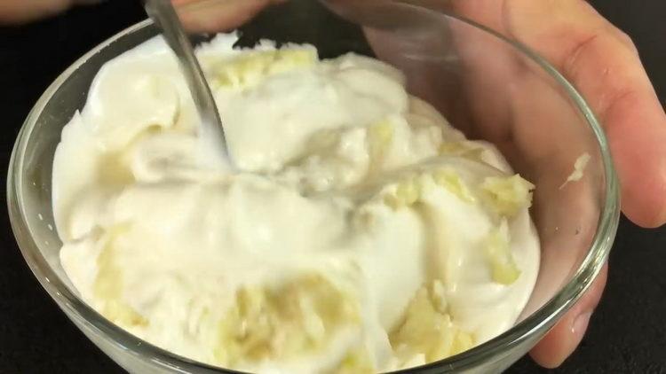 Vložte česnek do majonézy a připravte jídlo.