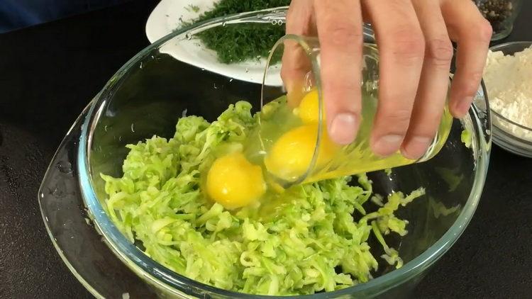 За да приготвите ястието, добавете яйцата към тиквичките.
