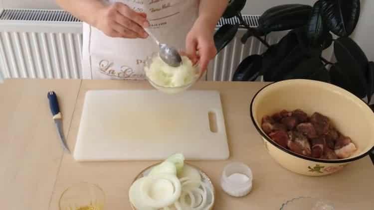 Για να προετοιμάσετε το πιάτο, προετοιμάστε το καλαμάρι από το κρεμμύδι.