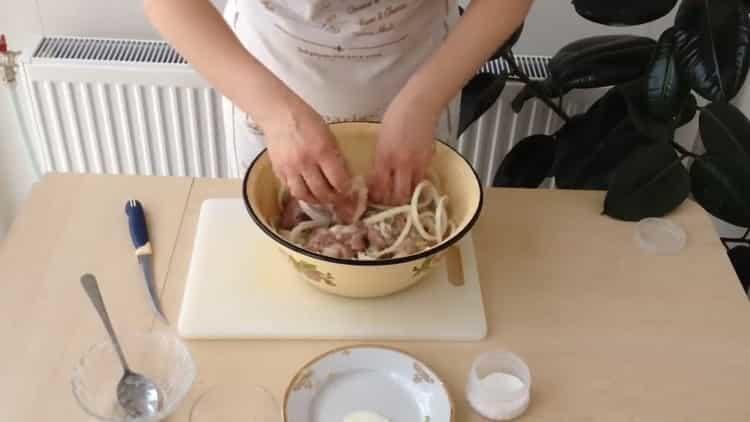 Προσθέστε κρεμμύδια για να μαγειρέψουν