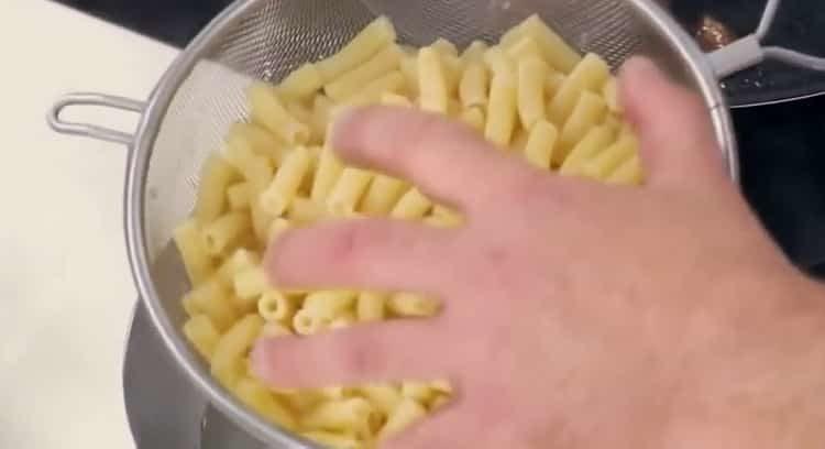 kuinka keittää pastaa pannulla