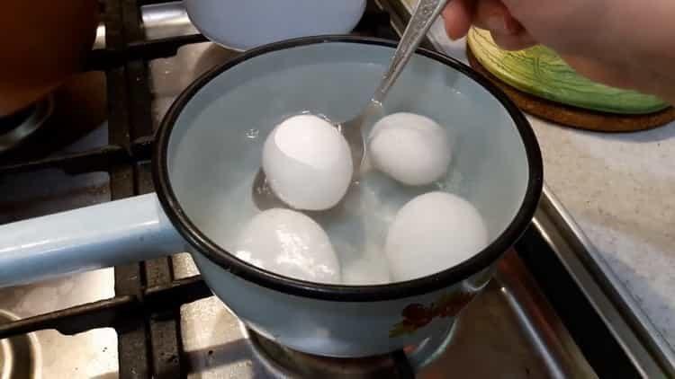 غلي الماء لصنع البيض