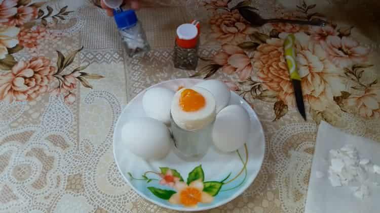 Kaip virti minkštus virtus kiaušinius pagal nuoseklų receptą su nuotrauka