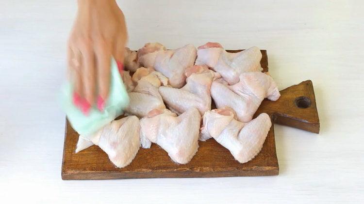 Για να προετοιμάσετε ένα πιάτο, πλένετε τα φτερά