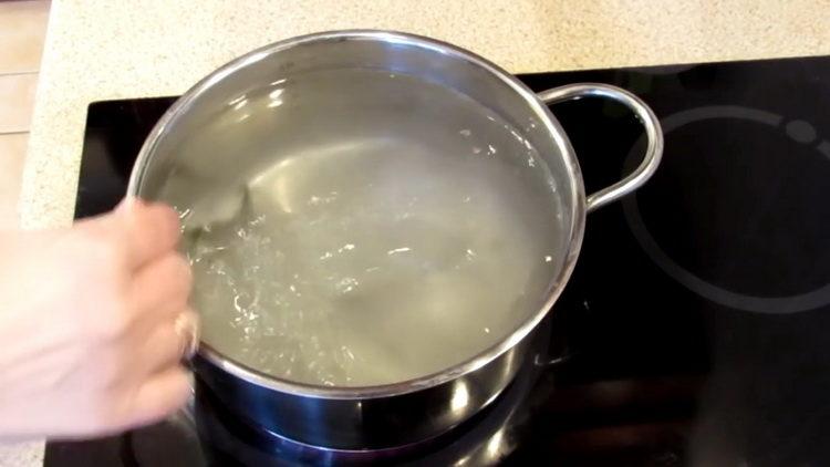 Για να προετοιμάσετε το φαγητό, θερμαίνετε το νερό