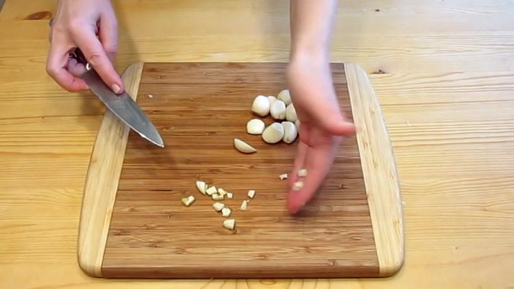 Κόψτε το σκόρδο για μαγείρεμα