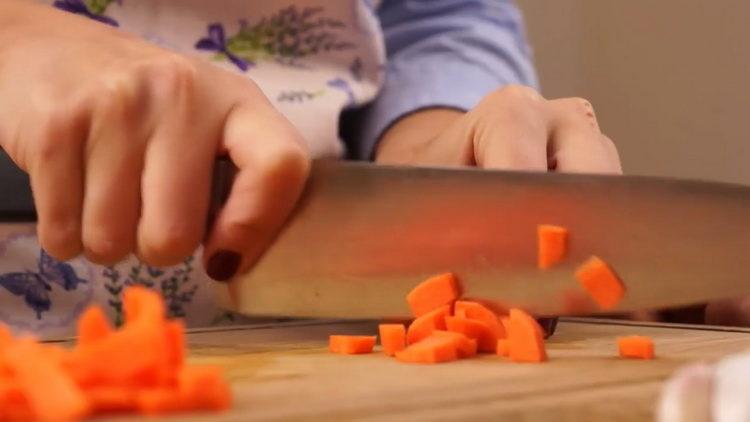 Katkaise porkkanat ruoanlaittoa varten