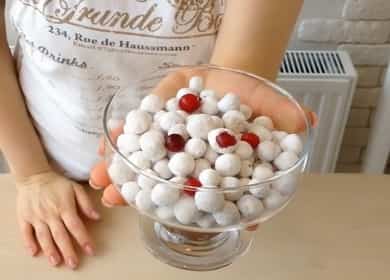 Leckere Bonbons Cranberries in Zuckerdosen