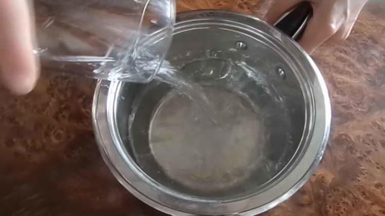 ibuhos ang tubig sa kawali