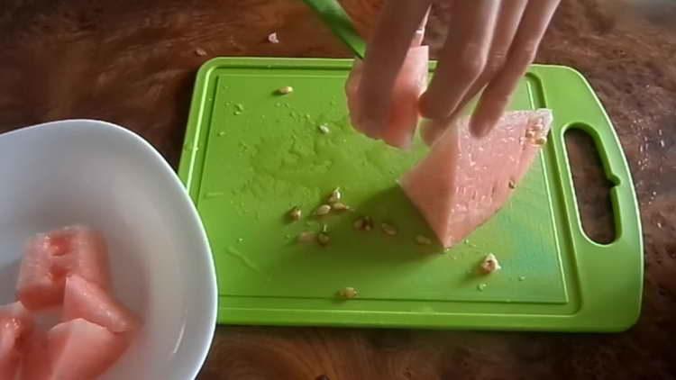 قطع لحم البطيخ إلى قطع