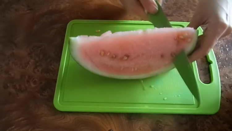 entfernen Sie die Schale von der Wassermelone