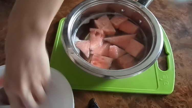 suberkite arbūzo minkštimą į lėkštę