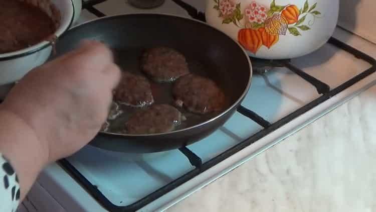 ضع اللحم المفروم في مقلاة لطهي الطعام
