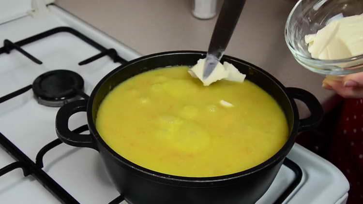 fügen Sie geschmolzenen Käse der Suppe hinzu
