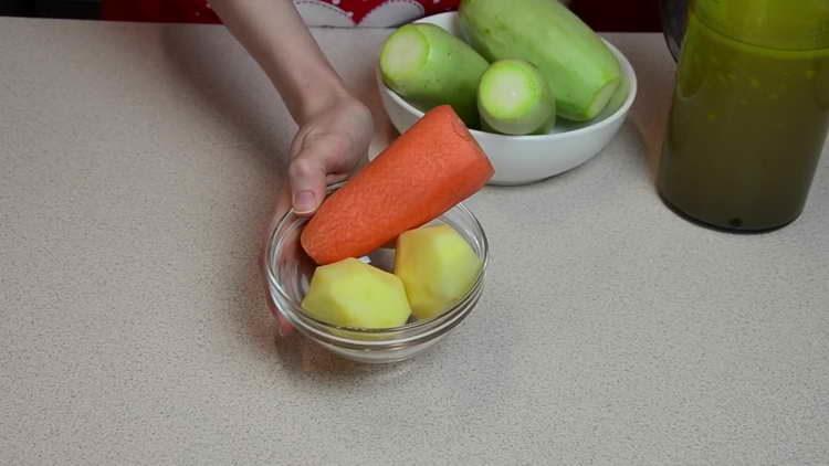 πλύνετε και αποφλοιώστε τις πατάτες και τα καρότα