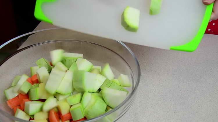 нарязваме зеленчуците на едри парчета
