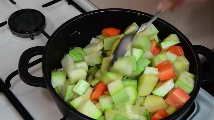cuocere a fuoco lento mescolando le verdure