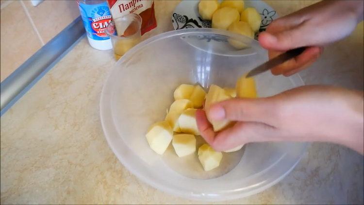 Per cucinare, tritare le patate