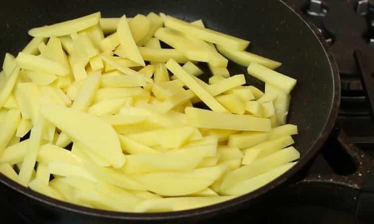 يقلى البطاطس ليطبخ