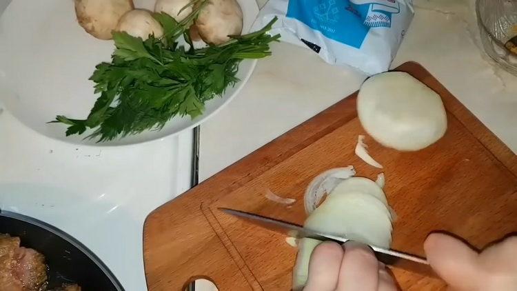 Per preparare il piatto, tritare la cipolla