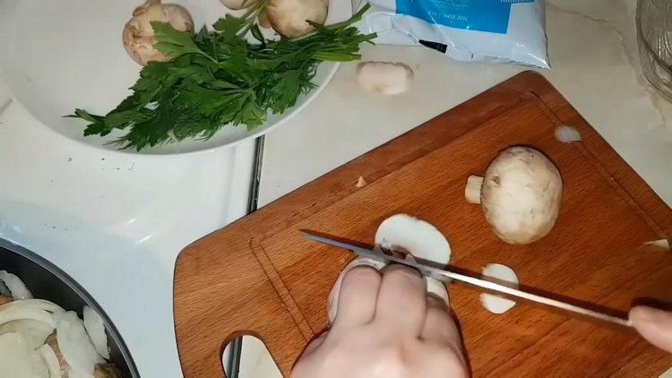 Per cucinare, tritare i funghi