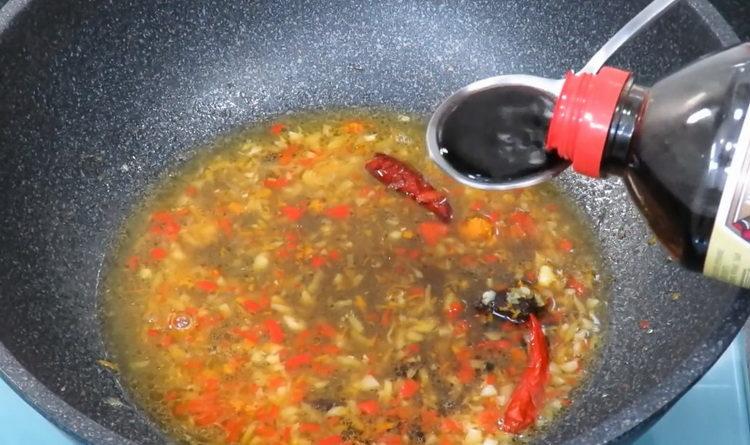 Aggiungi la salsa di soia per cucinare