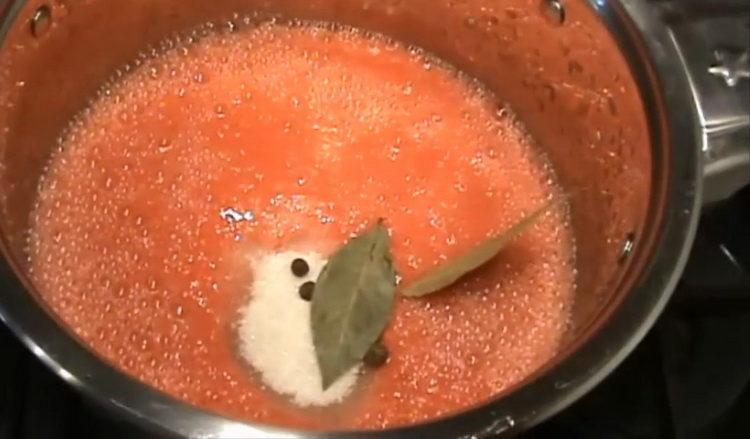 Tomaten für Lecho mahlen