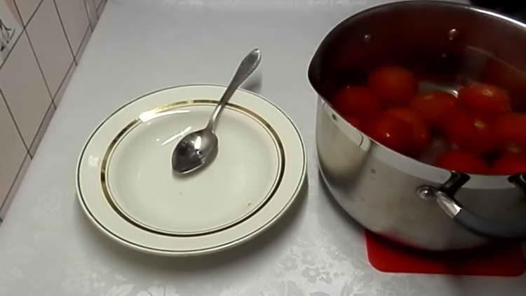 Tomaten mit kochendem Wasser gießen