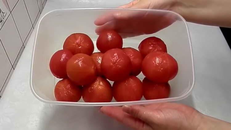 sbucciare i pomodori