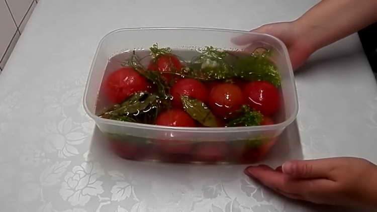 залейте доматите с марината