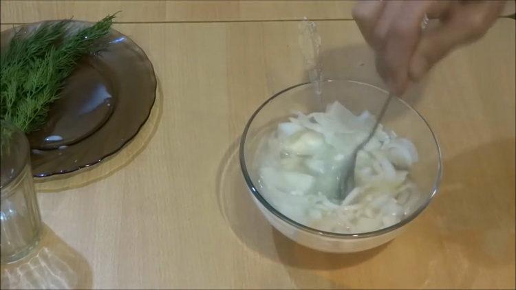 Zwiebeln zum Kochen ins Wasser geben.