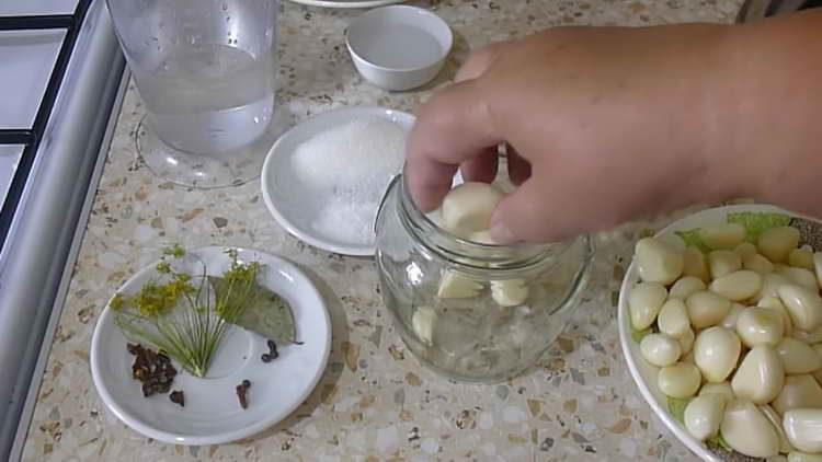 vložte česnek do sklenice
