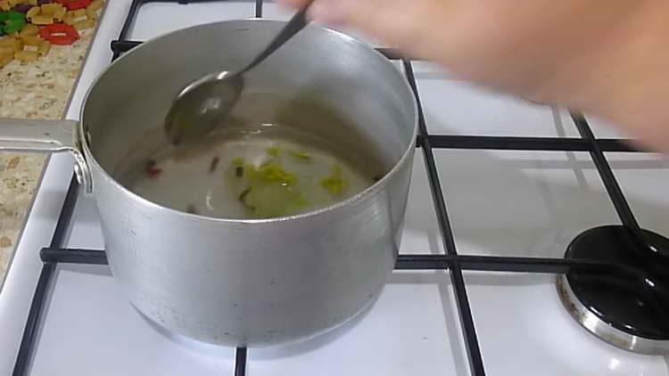 Wasser in einem Topf kochen, bis sich der Zucker aufgelöst hat