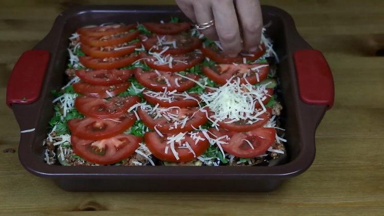 Pro vaření nakrájejte rajčata