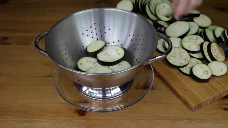 Per cucinare, tagliare le melanzane