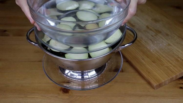 Per cucinare, metti le melanzane sotto la pressa