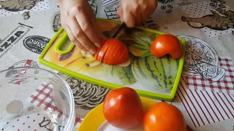 Pro vaření nakrájejte rajčata