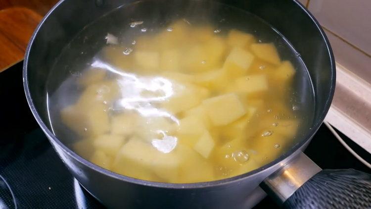 Kochen Sie Kartoffeln zum Kochen