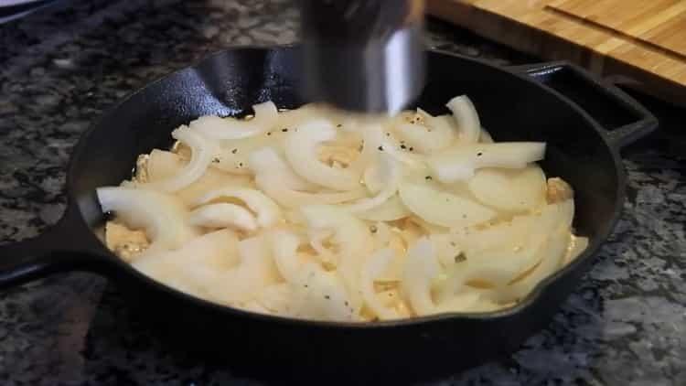 لتحضير الطبق ، يقطع البصل