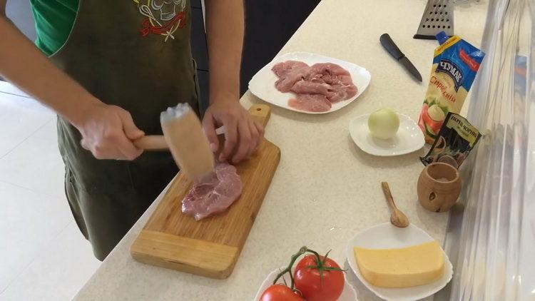 Μαγειρεύοντας γαλλικό κρέας από χοιρινό στο φούρνο