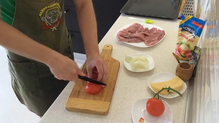 Norėdami virti, supjaustykite pomidorą