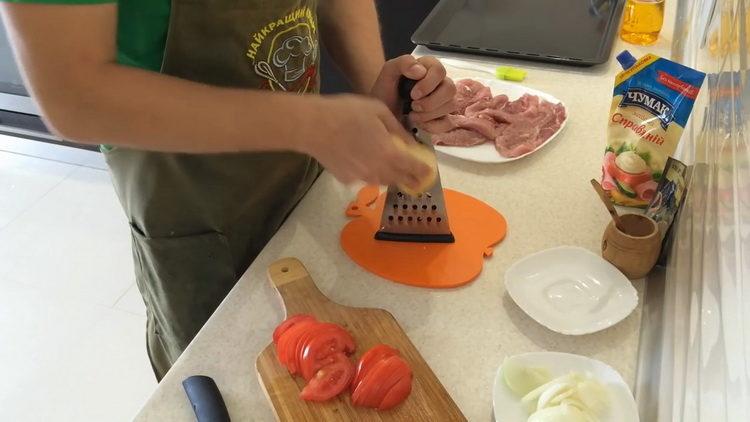 Per preparare il piatto, tagliare il formaggio