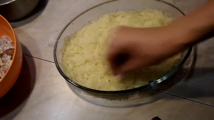 Сложете картофи върху ястието, за да готвите